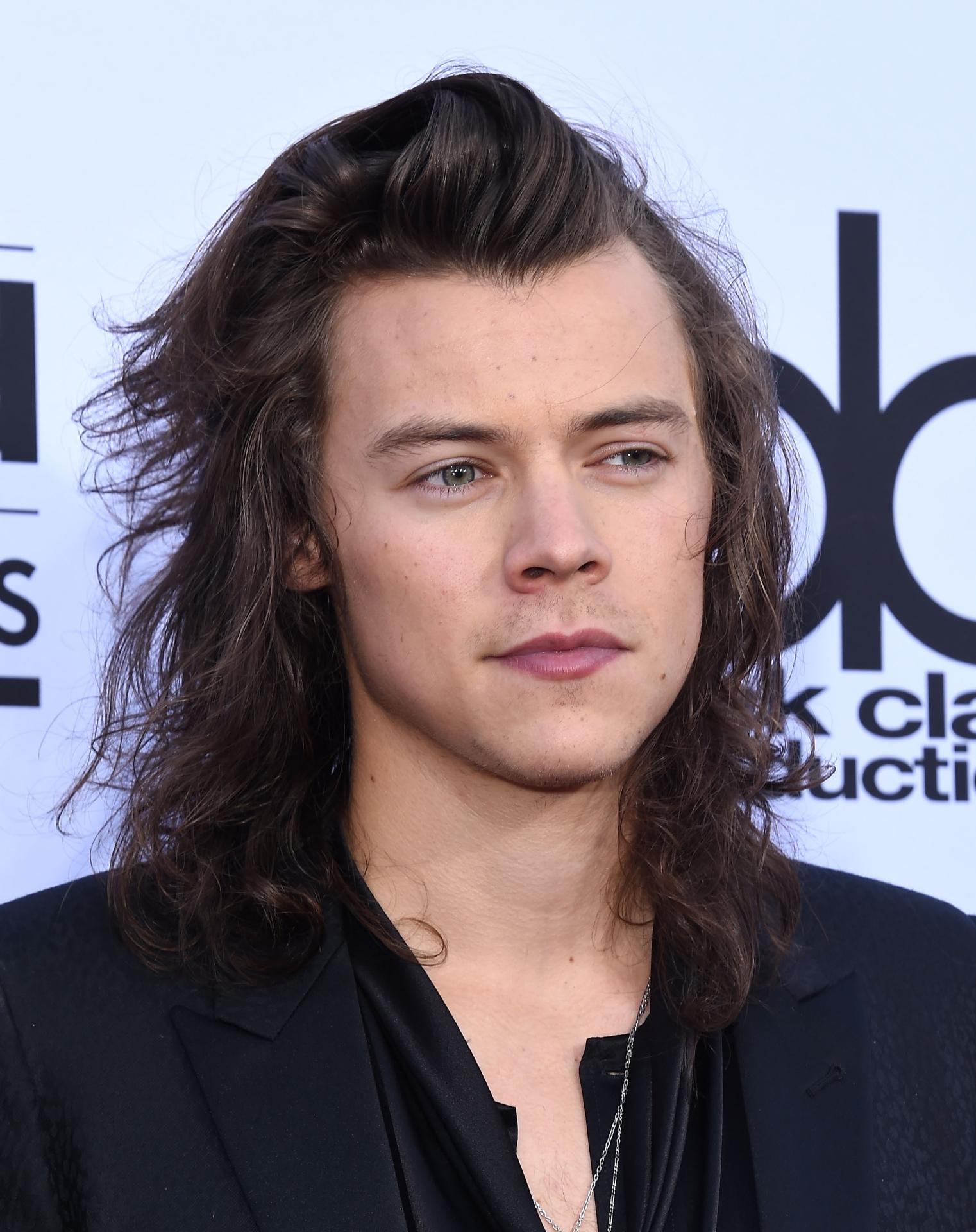 Harry Styles Colpito Da Una Bottiglia Durante Un Concerto Radio 105