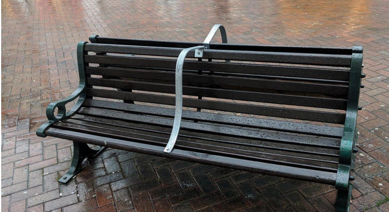 Panchine Dotate Di Sbarre Bournemouth Adotta Misure Anti Clochard