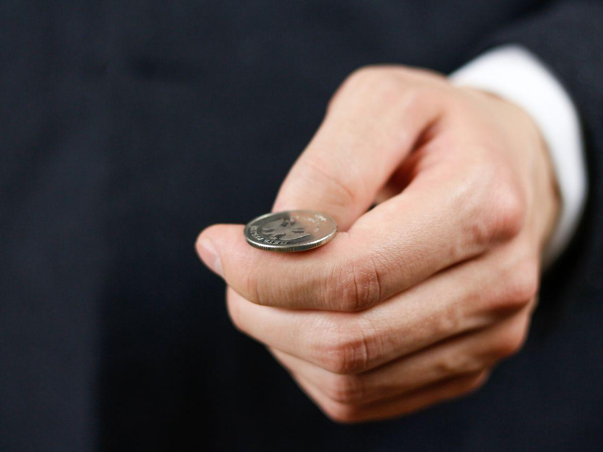 Зачем бросать монетку. Подбрасывание монеты рисунок. Фокус с монеткой за ухом. Рука опускает монету в копилку. Орел и решка подбрасывание монетки.