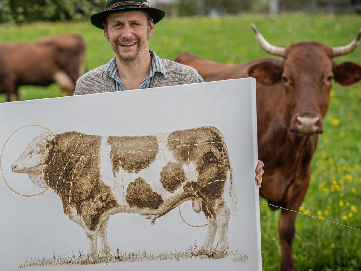 Un'artista realizza opere d'arte con il letame, il video - Radio 105, image size:1200x900