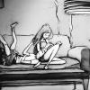 Passare il tempo insieme sul divano, anche mentre la propria compagna è intenta nella lettura. Basta essere insieme.