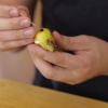 5) Tagliare una banana prima di sbucciarla