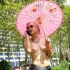 Andare in giro in topless