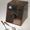 La vita dipendeva da questo defibrillatore… che somiglia alle vecchie radio delle nostre nonne.