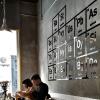 L'enorme tavola periodica che campeggia sul muro del bar