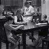 Una famigliola felice a tavola.