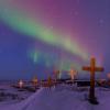 L'aurora vista da un cimitero