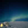 Lo spettacolo di un igloo e dell'aurora boreale