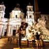 Una coppia si bacia a Roma, in Piazza Navona