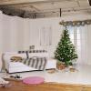 Il divano, set classico. E quell'albero di Natale?
