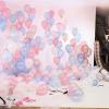 Coi palloncini... forse era il set anche di una festa di compleanno?