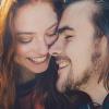 1. Gli piace far ridere la propria partner