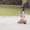 Kim in posa in spiaggia