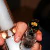 3. Non sappiamo cosa stia fumando la persona che ha in mano questo bong, ma vista la quantità di fumo presente sicuramente ci sta dando dentro