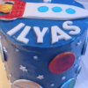 Una torta enorme, che probabilmente è grande quasi quanto la metà del festeggiato