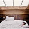 4. Dormire con il volto schiacciato sul cuscino