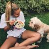 Una delle prime foto di Stephanie, dove è ritratta con il suo inseparabile cagnolino