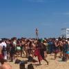 La spiaggia di Fort Lauderdale è letteralmente ricoperta da una folla di persone in festa.
