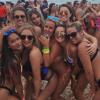 Le migliaia di ragazze in costume da bagno rendono particolarmente bollente la festa in spiaggia.