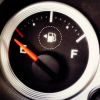 La freccia sulla spia della benzina