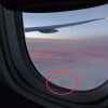 Il cerchietto sul finestrino dell'aereo