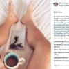 Scatto immancabile nell'album di una donna: tazza di caffè e libro sul letto, con gambe in bella mostra