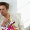 9. Arrotolare la busta delle patatine per non sporcarsi
