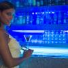 8. Compari “casualmente” in un posto che frequenta