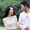 4. Afferrare un braccio del partner con entrambe le mani