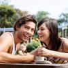 10. Sa ascoltare e non è concentrato solo su se stesso 