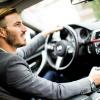 1. Una mano sul volante e una sul cambio