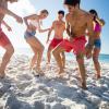 4. Giocare a pallone vicino ad altri turisti 