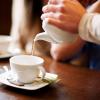 7. Non versare il tè con una sola mano