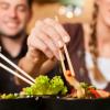 5. Non toccare il cibo con la parte delle bacchette che finisce in bocca