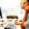 7. Tenere il viso poggiato sul palmo della mano 