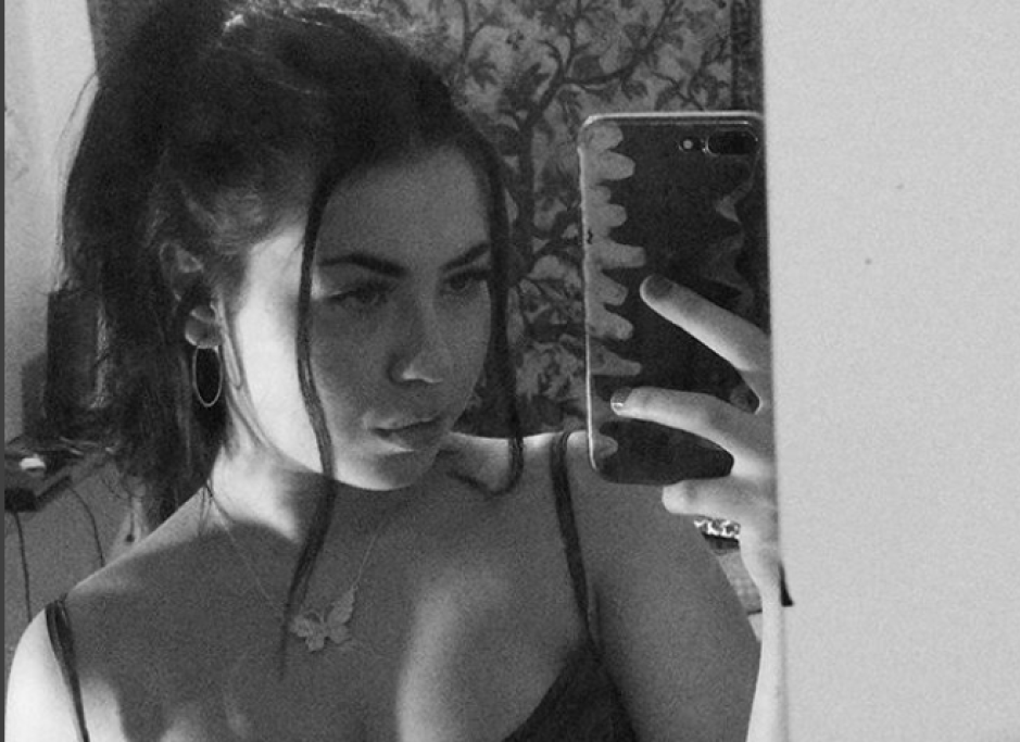 Anna è diventata popolare con la canzone "Bando"