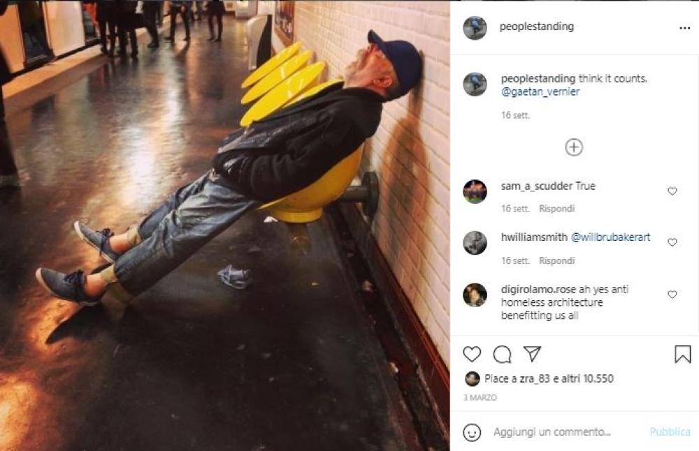 Lui deve avere passato una nottataccia per riposarsi così