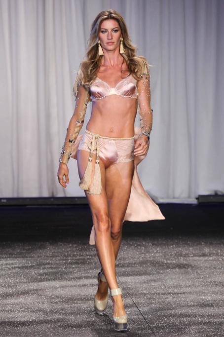 Gisele Bündchen dà l’addio alle passerelle
