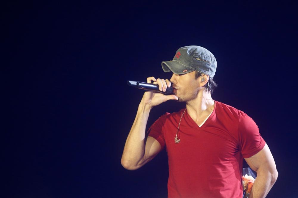 Enrique Iglesias: “Ho perso la sensibilità alle dita”