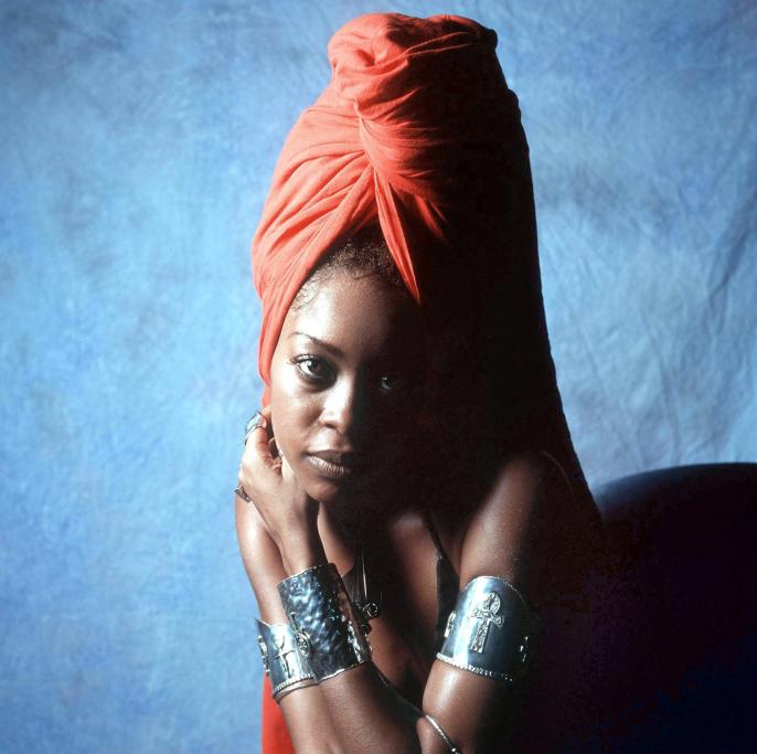 Erykah Badu: scuse ad Iggy Azalea