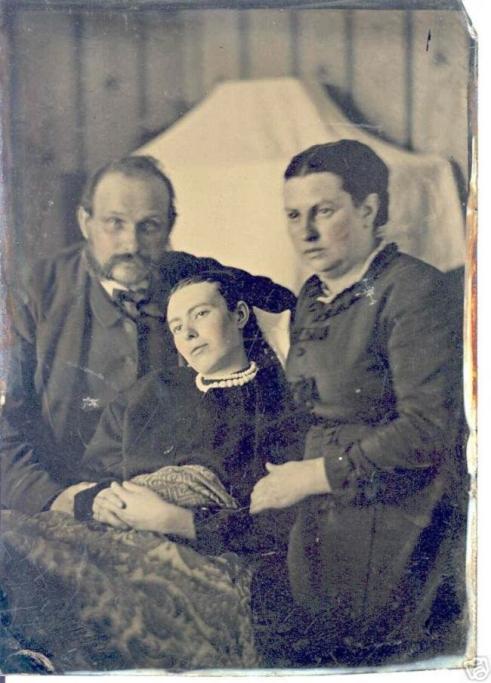 Genitori con figlia morta
