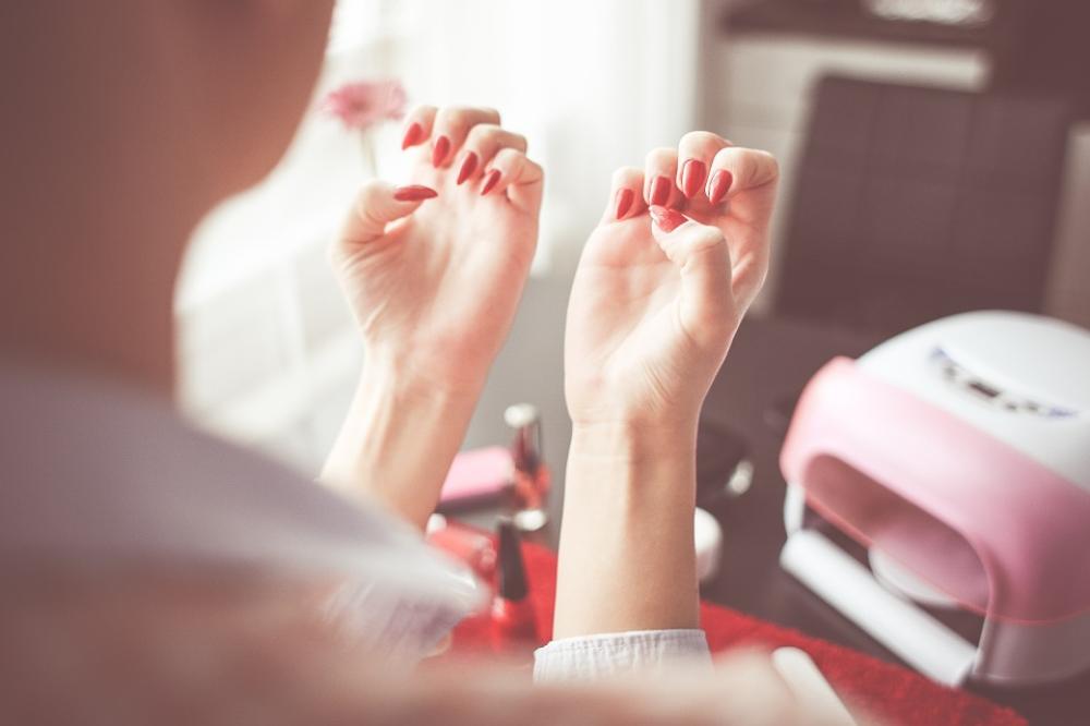 2. Una manicure