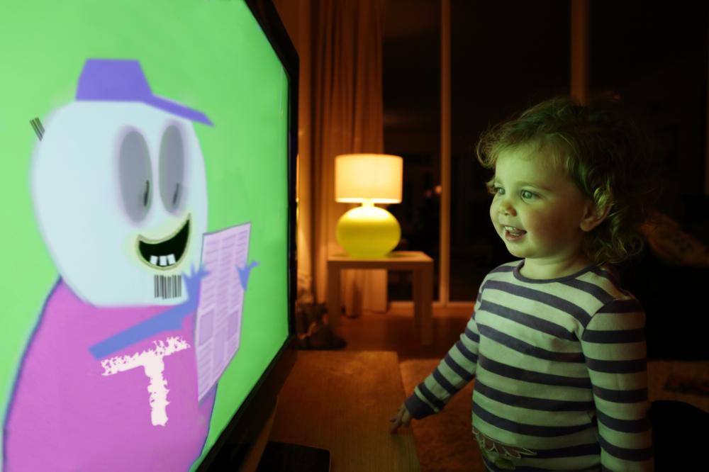 Se si guarda la tv troppo da vicino si rovinano gli occhi