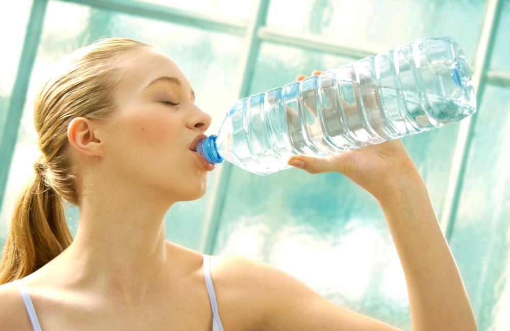 Bisogna bere almeno 2 litri d'acqua al giorno 