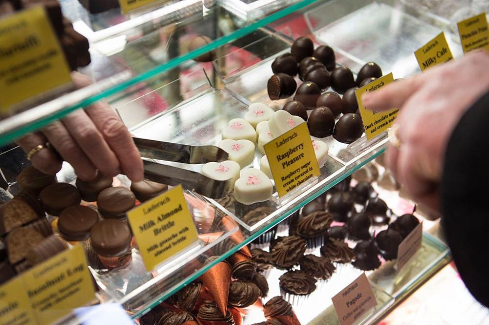 Mangiare cioccolato fa male al fegato e fa venire i brufoli
