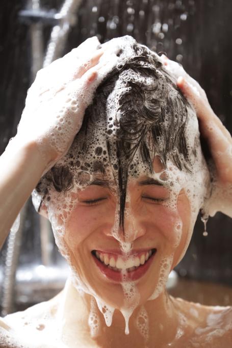 2. Prima lo shampoo 