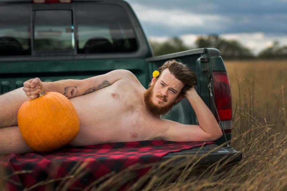 Un uomo, la sua macchina e... la sua zucca!