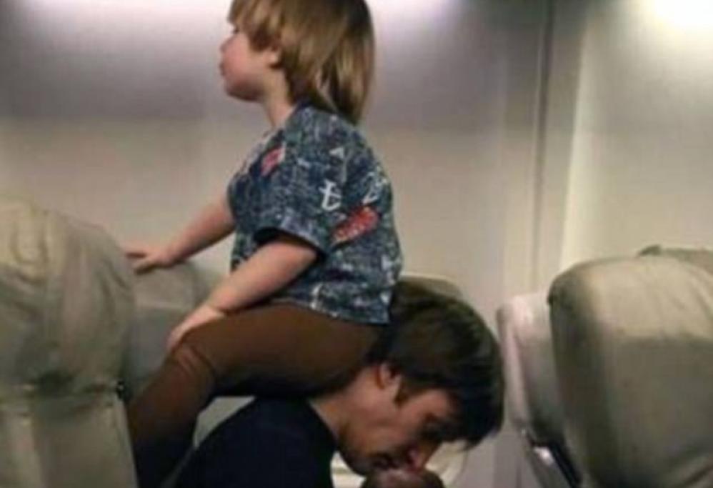 Seduto sul collo di papà, viaggio meglio!