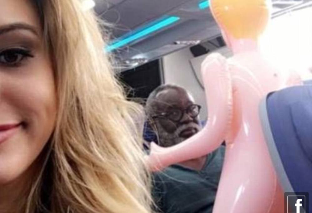 Un uomo viaggia con un'amica speciale!
