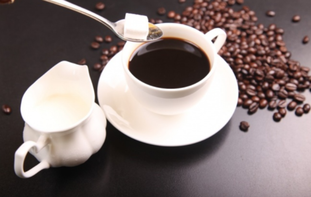 Bere bibite alcoliche o che contengono caffeina